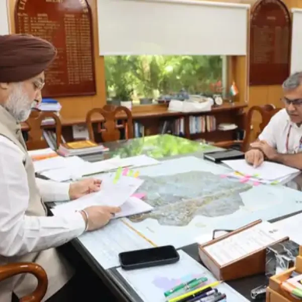 दिल्ली में सफाई, जलभराव और अवैध निर्माण पर सख्ती के निर्देश, LG ने MCD को तय की जवाबदेही