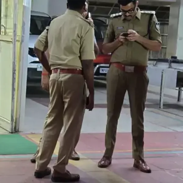 इंदौर में पुलिसकर्मी पर चाकू से हमला, बदमाश ने पहले खुद को मारा चाकू; हालत गंभीर