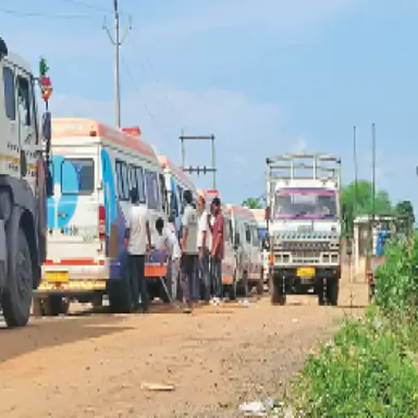 बिलासपुर में 7-8 मिनट में हो रही वाहनों की फिटनेस जांच पर सवाल, 800 की फीस के बदले 5 हजार मांगने का आरोप
