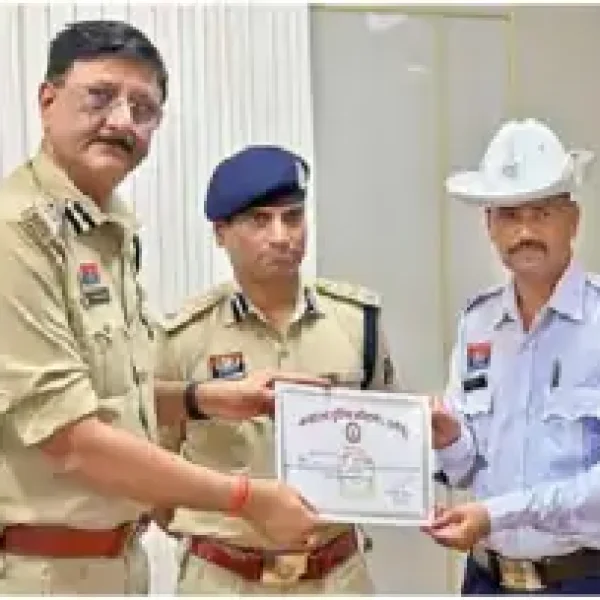रायपुर में 13 पुलिसकर्मियों का सम्मान, नवजात को बचाने से लेकर मोबाइल लुटेरे को पकड़ने तक की कार्रवाई