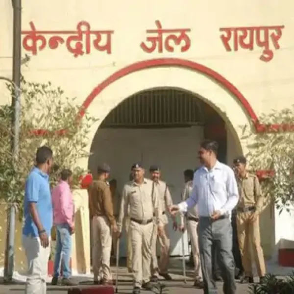 नवरात्रि पर रायपुर सेंट्रल जेल में सेवा की मिसाल, काली माता सेवा समिति ने 1300 बंदियों को बांटे फल