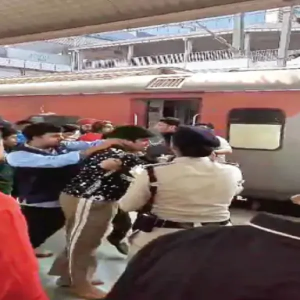 रानी कमलापति स्टेशन पर दूरंतो एक्सप्रेस में यात्रियों और पैंट्री कर्मचारियों के बीच मारपीट, 29 मिनट खड़ी रही ट्रेन