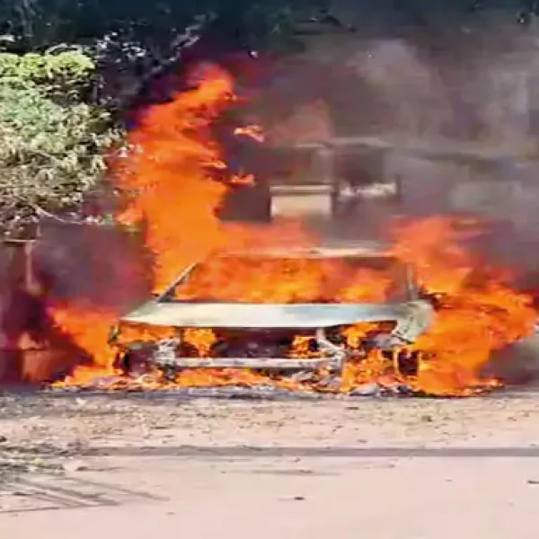 भोपाल में आगजनी की दो घटनाएं: सड़क किनारे खड़ी ब्रेजा कार जली, जब्त वाहन भी खाक