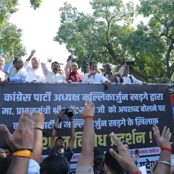 खड़गे की कथित टिप्पणी के विरोध में दिल्ली BJP का प्रदर्शन, हर्ष मल्होत्रा समेत 200 कार्यकर्ता हिरासत में