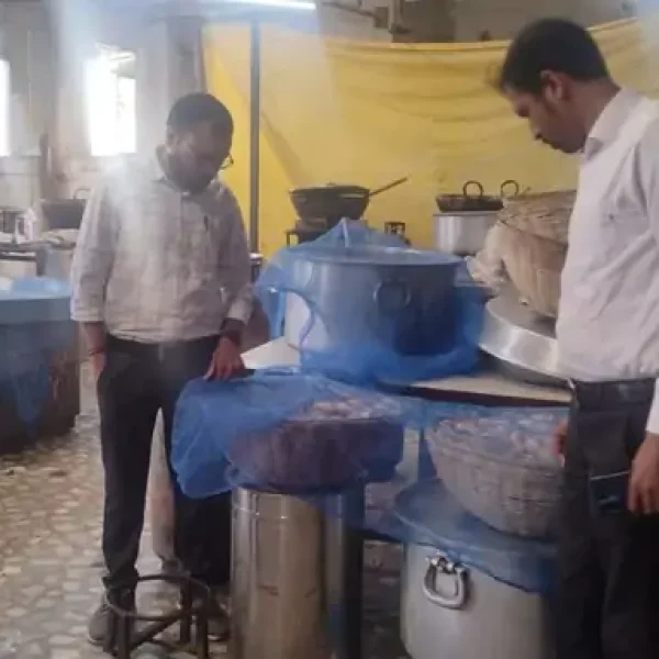 दिवाली से पहले बिलासपुर में मिठाई दुकानों पर जांच, 3 दुकानों से मावा-कुंदा और काजू कतली के सैंपल लिए