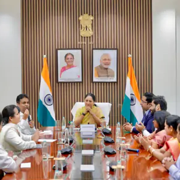 दिल्ली में 51 बेटियों का पहला करवाचौथ खास, लाडली फाउंडेशन ने हर बेटी को दिए 1-1 लाख रुपए