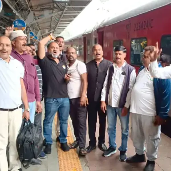 दिल्ली की महारैली के लिए जबलपुर से रवाना हुए कांग्रेस कार्यकर्ता, 1000 के पहुंचने का दावा