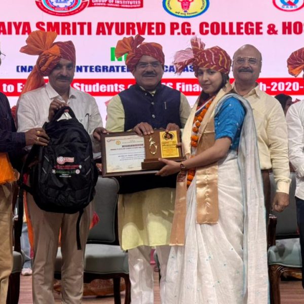 LN Ayurved महाविद्यालय की छात्रा Bharti Patidar को मिला मेधावी छात्र सम्मान, कॉलेज में खुशी का माहौल
