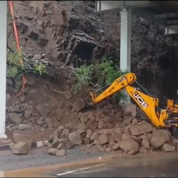 Navi Mumbai Rain: CBD Belapur में Landslide, Metro Pillar के पास मलबा गिरने से Traffic Diversion