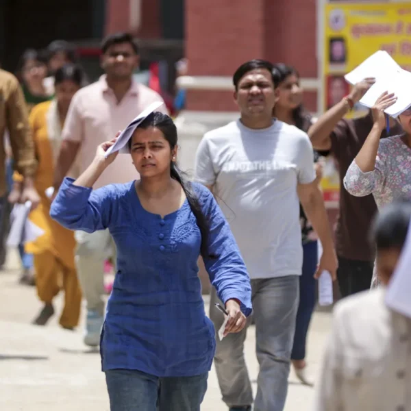 प्रयागराज में SSC परीक्षा विवाद: सर्वर फेल होने पर छात्रों का हंगामा, हाईवे जाम और तोड़फोड़