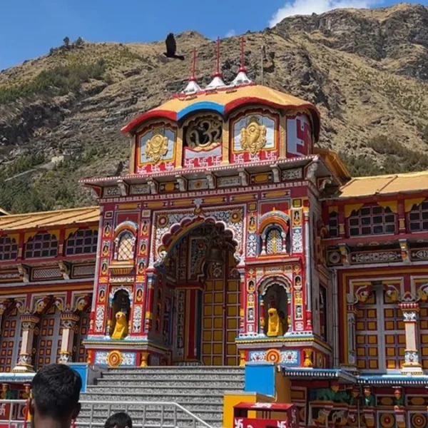 कपाट खुलने से पहले Badrinath धाम का मनमोहक माहौल, बर्फीली वादियों में दिखी भक्ति की रौनक