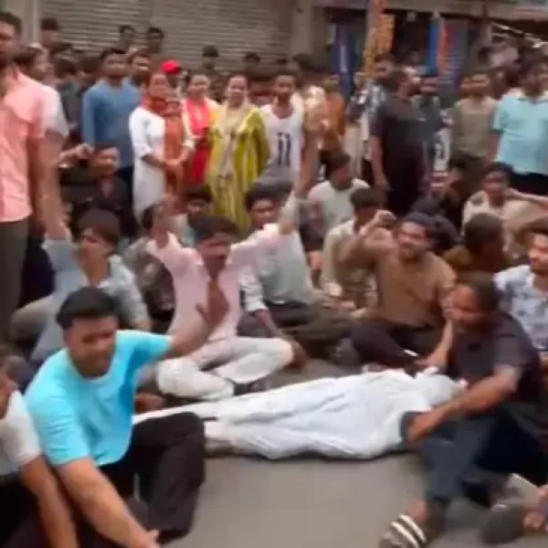 शराब पार्टी के बाद विवाद में युवक की मौत, परिजनों ने थाने के सामने किया चक्काजाम
