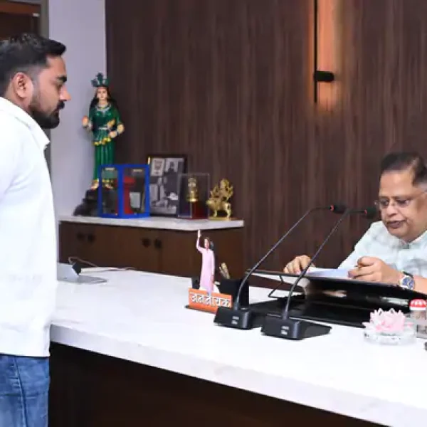 सिम्स के इंटर्न डॉक्टरों ने बढ़ाया स्टाइपेंड मांगा, विधायक अमर अग्रवाल से की मुलाकात
