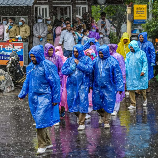 देश के कई हिस्सों में मानसून की रफ्तार धीमी पड़ गई है। मौसम विभाग के आंकड़ों के अनुसार, फिलहाल देश के करीब 40 प्रतिशत क्षेत्र में सामान्य से कम बारिश दर्ज की गई है। राजस्थान, मध्य प्रदेश, गुजरात और कर्नाटक के कई इलाकों में बादलों की गतिविधि कमजोर बनी हुई है, जिससे किसानों और आम लोगों की चिंता बढ़ गई है। विशेषज्ञों का कहना है कि मानसून की प्रगति पिछले कुछ दिनों से धीमी है और कई राज्यों में अपेक्षित बारिश नहीं हो पा रही है। इसका असर खेती-किसानी के साथ-साथ जल स्रोतों पर भी पड़ सकता है। मध्य प्रदेश, राजस्थान और गुजरात में कम बारिश मध्य प्रदेश, राजस्थान और गुजरात के कई जिलों में पिछले दिनों से बारिश की गतिविधियां बेहद सीमित रही हैं। कई क्षेत्रों में बादल तो बन रहे हैं, लेकिन पर्याप्त वर्षा नहीं हो रही। इससे खरीफ फसलों की बुवाई पर असर पड़ने की आशंका जताई जा रही है। किसान मानसून की सक्रियता बढ़ने का इंतजार कर रहे हैं, क्योंकि जून का महीना खेती के लिहाज से बेहद महत्वपूर्ण माना जाता है। कर्नाटक में भी कमजोर पड़ा मानसून दक्षिण भारत के कुछ हिस्सों में भी मानसून की स्थिति उम्मीद के मुताबिक नहीं है। कर्नाटक के कई क्षेत्रों में बारिश का स्तर सामान्य से नीचे बना हुआ है। इससे जलाशयों और कृषि गतिविधियों पर असर पड़ सकता है। तेलंगाना में 7 दिनों से अटका मानसून मौसम विशेषज्ञों के अनुसार, मानसून पिछले करीब 7 दिनों से तेलंगाना क्षेत्र में ठहरा हुआ है। इसके आगे बढ़ने की गति धीमी होने के कारण उत्तर और मध्य भारत के कई हिस्सों में बारिश का इंतजार लंबा हो गया है। हालांकि मौसम विभाग का अनुमान है कि आने वाले दिनों में अनुकूल परिस्थितियां बनने पर मानसून फिर से सक्रिय हो सकता है और कई राज्यों में बारिश की गतिविधियां बढ़ सकती हैं।