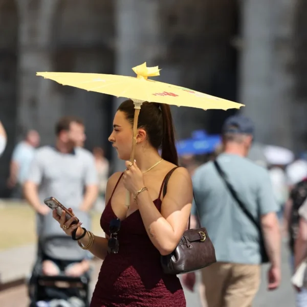 Heat Wave in Europe: यूरोप में भीषण गर्मी का कहर, AC के लिए मची होड़; फायर ब्रिगेड की गाड़ियां छिड़क रहीं पानी