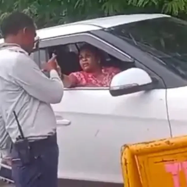 बिना नंबर प्लेट कार में पुलिस हूटर, रोकने पर महिला ने किया हंगामा; वीडियो वायरल