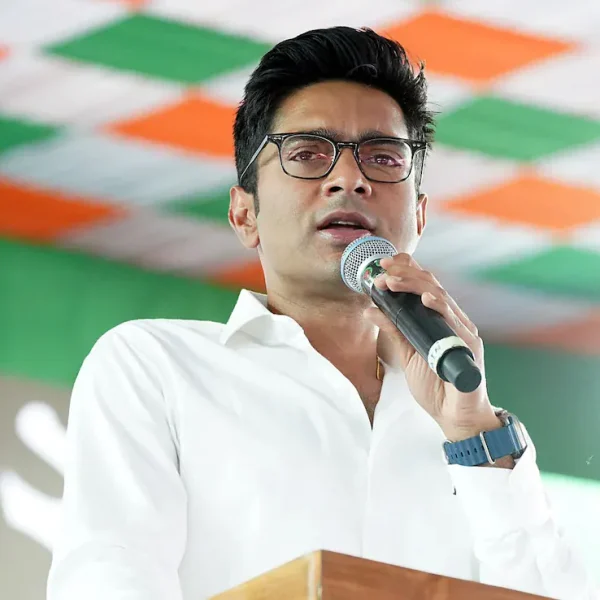 TMC में बयानबाजी के बीच अभिषेक बनर्जी का नरम रुख, कल्याण बनर्जी को बताया सीनियर