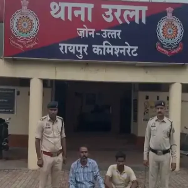 स्पंज आयरन से भरे ट्रक की हेराफेरी: 7 लाख की ठगी में दो आरोपी गिरफ्तार, फर्जी नंबर प्लेट लगाकर छिपाई पहचान