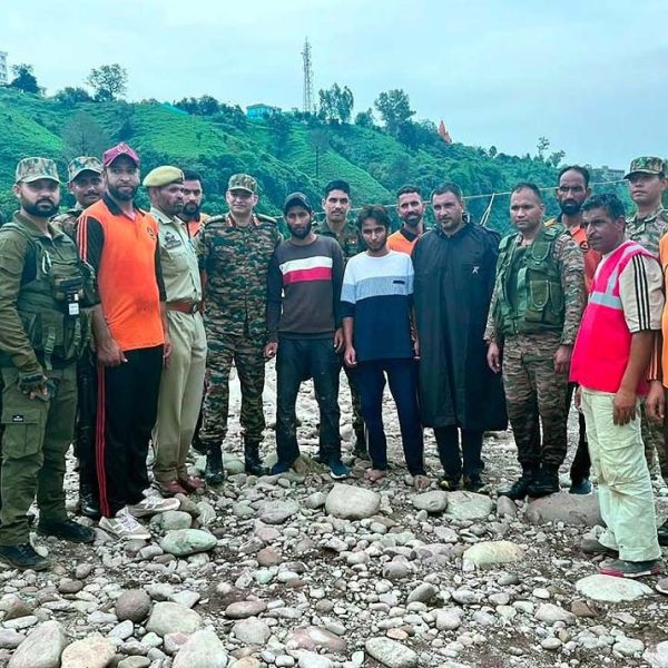 Rajouri Flood Rescue: बाढ़ के बीच Indian Army ने बच्चों समेत 11 लोगों की बचाई जान