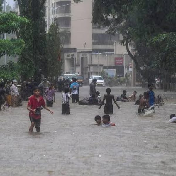 Monsoon Update: महाराष्ट्र में बारिश का कहर जारी, मुंबई में स्कूल-कॉलेज बंद; गुजरात में Heavy Rain Alert