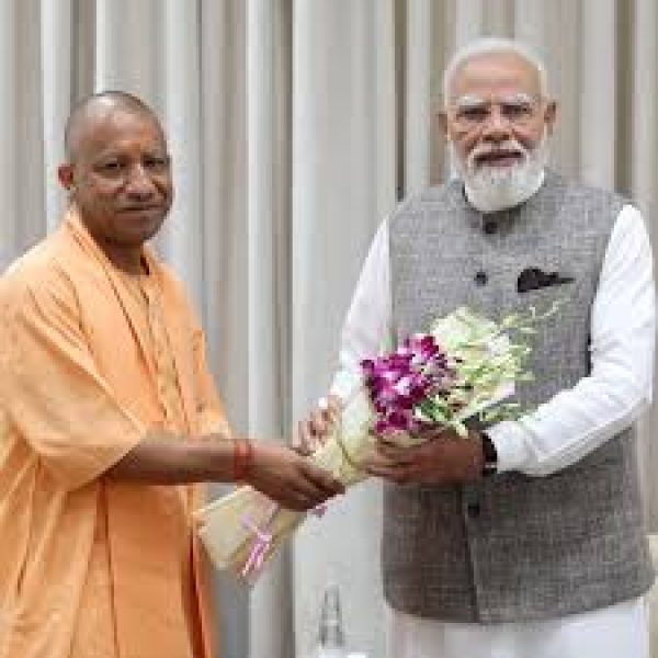 CM Yogi आदित्यनाथ ने पीएम मोदी से की मुलाकात, यूपी विकास योजनाओं और परियोजनाओं पर हुई चर्चा