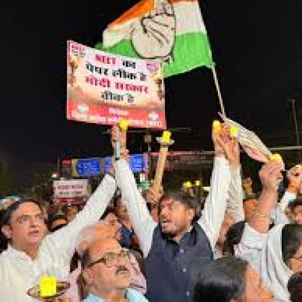 NEET पेपर लीक- भोपाल में कांग्रेस का मशाल जूलूस:केंद्रीय शिक्षा मंत्री के इस्तीफे की मांग;
