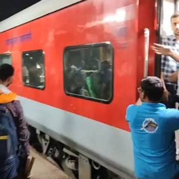 Madhya Pradesh : ट्रेन में अफरा-तफरी के बीच बड़ा हादसा, पत्नी और बेटे को आंखों के सामने ट्रेन ने कुचला