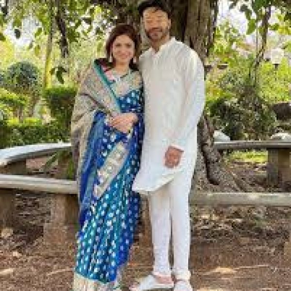 टीवी इंडस्ट्री की मशहूर अभिनेत्री Ankita Lokhande एक बार फिर अपने सादगी भरे अंदाज को लेकर चर्चा में हैं। इस बार अंकिता अपने बिजनेसमैन पति Vicky Jain के साथ एक आश्रम में गौ सेवा करती नजर आईं। सोशल मीडिया पर वायरल हो रहे वीडियो और तस्वीरों में अंकिता गायों की सेवा करते हुए गोबर उठाती दिखाई दे रही हैं। अंकिता और विक्की ने आश्रम पहुंचकर सिर्फ पूजा-पाठ ही नहीं किया, बल्कि वहां मौजूद गायों की सेवा में भी समय बिताया। दोनों ने बेहद साधारण कपड़ों में आश्रम का माहौल अपनाया और पूरी श्रद्धा के साथ सेवा कार्य किया। अंकिता का यह रूप देखकर फैंस भी उनकी जमकर तारीफ कर रहे हैं। सोशल मीडिया पर लोग कह रहे हैं कि ग्लैमर की दुनिया में रहने के बावजूद अंकिता जमीन से जुड़ी हुई हैं। कई यूजर्स ने उनकी सादगी और संस्कारों की सराहना की। वीडियो में अंकिता गायों को चारा खिलाते और गोबर साफ करते हुए भी नजर आईं, जिसने लोगों का दिल जीत लिया। हाल ही में अंकिता लोकहांडे कई धार्मिक और आध्यात्मिक कार्यक्रमों में भी दिखाई दी हैं। वह अक्सर अपनी फैमिली और पति विक्की जैन के साथ मंदिरों और आश्रमों में जाती रहती हैं। इस बार भी दोनों ने आश्रम में समय बिताकर लोगों को सेवा और सादगी का संदेश दिया। अंकिता और विक्की की ये तस्वीरें और वीडियो सोशल मीडिया पर तेजी से वायरल हो रहे हैं। फैंस उनके इस अंदाज को काफी पसंद कर रहे हैं और कमेंट्स में उनकी तारीफ कर रहे हैं।