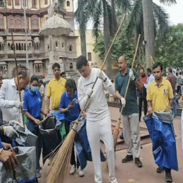 Indore News: गोगा नवमी पर जनप्रतिनिधियों ने संभाली सफाई, Mayor और Commissioner भी उतरे मैदान में