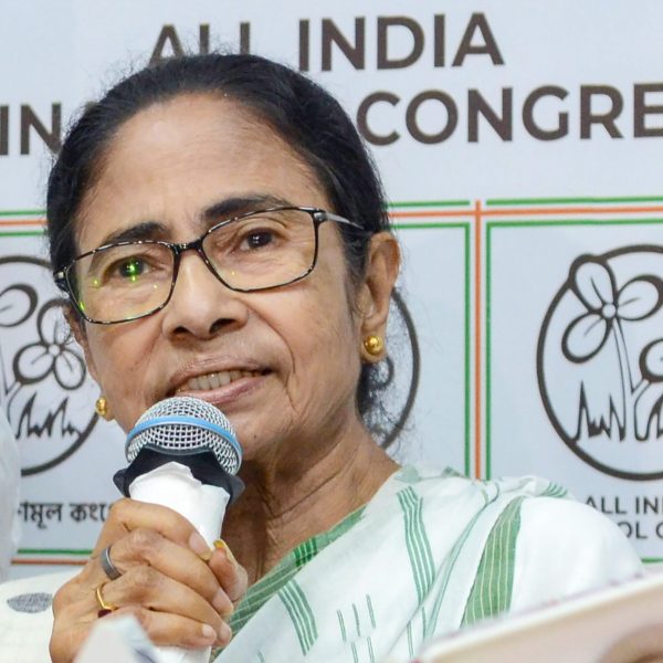 Mamata Banerjee का बड़ा आरोप | TMC विधायकों पर BJP जॉइन करने का दबाव, पुलिस पर डराने-धमकाने का दावा