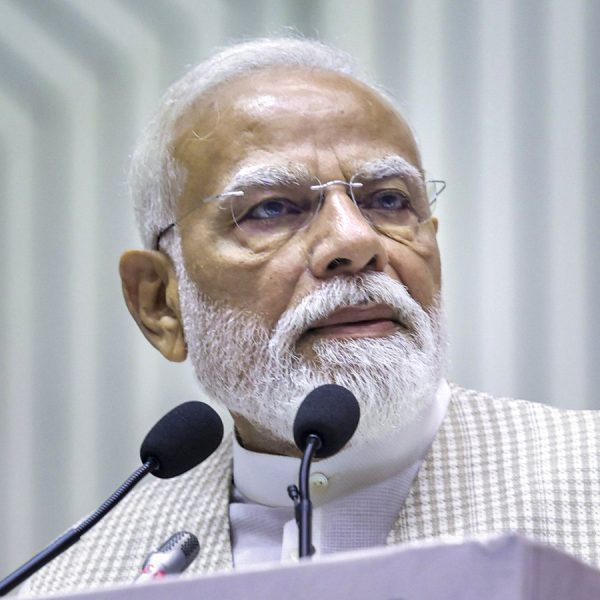 देश के प्रधानमंत्री Narendra Modi ने हाल ही में अपने संबोधन में कई अहम मुद्दों पर खुलकर बात की। उनके भाषण में जहां विपक्ष पर तीखा हमला देखने को मिला, वहीं नारी शक्ति को लेकर भावनात्मक संदेश और महिला आरक्षण को लेकर बड़ा वादा भी किया गया। आइए आसान और साफ भाषा में जानते हैं उनके भाषण की 10 बड़ी बातें: PM मोदी के संबोधन की 10 बड़ी बातें विपक्ष पर सीधा हमला पीएम मोदी ने विपक्षी दलों पर आरोप लगाया कि वे देश के विकास में बाधा डालने का काम कर रहे हैं। नारी शक्ति से माफी उन्होंने महिलाओं के सम्मान से जुड़े मुद्दों पर संवेदनशीलता दिखाते हुए कहा कि अगर कहीं कमी रह गई है, तो वे नारी शक्ति से माफी मांगते हैं। महिला आरक्षण का वादा पीएम ने भरोसा दिलाया कि महिलाओं को संसद और विधानसभाओं में उचित प्रतिनिधित्व देने के लिए सरकार प्रतिबद्ध है। देश के विकास पर जोर उन्होंने कहा कि भारत तेजी से विकास की राह पर आगे बढ़ रहा है और इसे रोकने की कोशिशें हो रही हैं। युवा शक्ति का जिक्र युवाओं को देश का भविष्य बताते हुए उन्हें आगे बढ़ने के लिए प्रेरित किया। गरीब कल्याण योजनाओं का उल्लेख सरकार की विभिन्न योजनाओं का जिक्र करते हुए कहा कि इनसे करोड़ों लोगों को फायदा मिला है। भ्रष्टाचार पर सख्ती पीएम मोदी ने कहा कि उनकी सरकार भ्रष्टाचार के खिलाफ जीरो टॉलरेंस की नीति पर काम कर रही है। एकजुटता का संदेश देशवासियों से एकजुट होकर देश को आगे बढ़ाने की अपील की। आत्मनिर्भर भारत पर फोकस उन्होंने ‘आत्मनिर्भर भारत’ को मजबूत बनाने पर जोर दिया। भविष्य के लिए रोडमैप पीएम ने कहा कि आने वाले समय में और बड़े फैसले लिए जाएंगे, जो देश के विकास को नई दिशा देंगे।