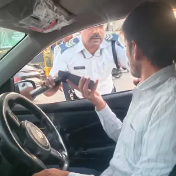 ड्राइविंग के दौरान मोबाइल इस्तेमाल पर सख्ती, 118 चालान और 72 लाइसेंस निलंबित