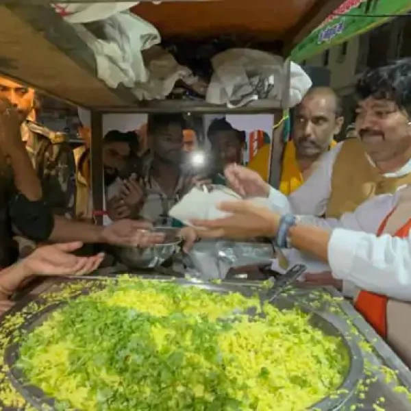 इंदौर में ‘एक पेड़ मां के नाम’ अभियान को मिला जनसमर्थन, राजवाड़ा पर हजारों लोगों ने लिया पौधारोपण का संकल्प