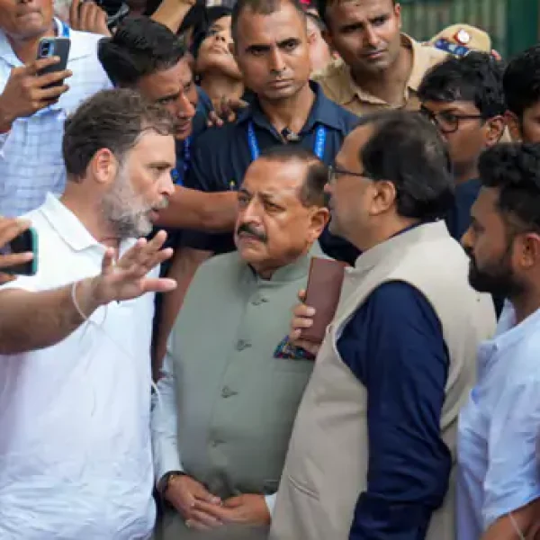 पीएम आवास के बाहर राहुल-प्रियंका का अचानक धरना, छात्रों के मुद्दे पर कांग्रेस ने बदली रणनीति