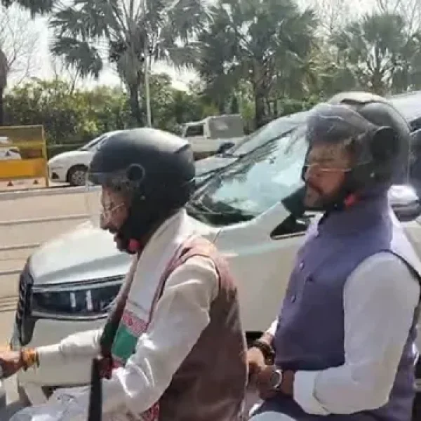 Ranchi Airport पर नई सुविधाओं का शुभारंभ आज, केंद्रीय मंत्री संजय सेठ की स्कूटी पर नजर आए उड्डयन मंत्री