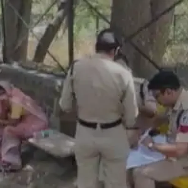 भोपाल में 17 वर्षीय छात्रा ने लगाई फांसी: कमरे से मिला मोबाइल और गर्भनिरोधक गोलियों का पत्ता, जांच में जुटी पुलिस