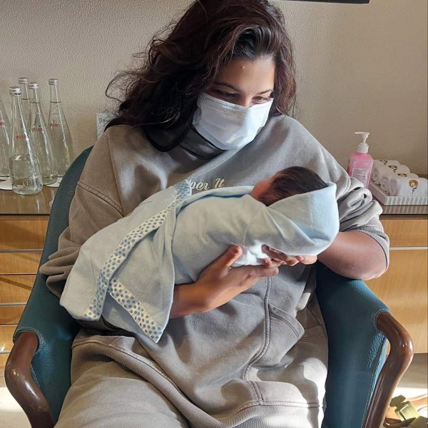 Sonam Kapoor के बेटे की पहली झलक: मौसी रिया की गोद में दिखी मासूम क्यूटनेस