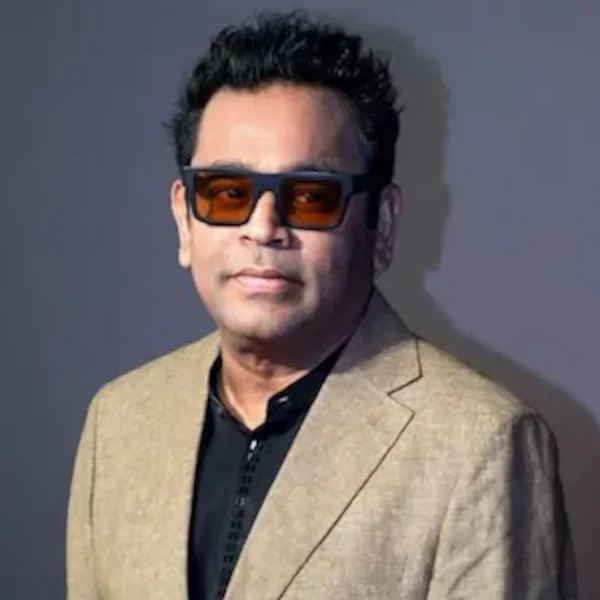 मध्य प्रदेश की राजधानी Bhopal में शनिवार शाम फिल्मी सितारों का जबरदस्त क्रेज देखने को मिला। फिल्म Peddi के प्रमोशन के लिए पहुंचे साउथ सुपरस्टार Ram Charan, अभिनेत्री Janhvi Kapoor और मशहूर संगीतकार A. R. Rahman को देखने के लिए भेल दशहरा मैदान में हजारों फैंस उमड़ पड़े। कार्यक्रम शुरू होने से पहले ही मैदान दर्शकों से खचाखच भर गया था। जैसे ही एआर रहमान ने अपनी सुपरहिट धुनों से माहौल सजाया, पूरा मैदान तालियों और हूटिंग से गूंज उठा। फैंस मोबाइल फ्लैशलाइट जलाकर गानों का आनंद लेते नजर आए। वहीं राम चरण की एंट्री होते ही दर्शकों में अलग ही उत्साह देखने को मिला। फैंस ने जोरदार नारों और तालियों से उनका स्वागत किया। राम चरण ने भोपाल के लोगों का धन्यवाद करते हुए कहा कि उन्हें यहां आकर बेहद खुशी महसूस हो रही है। उन्होंने फिल्म Peddi को लेकर भी कई बातें साझा कीं और दर्शकों से फिल्म को प्यार देने की अपील की। जाह्नवी कपूर भी पारंपरिक अंदाज में मंच पर पहुंचीं और भोपाल की जनता से खास जुड़ाव की बात कही। उन्होंने कहा कि मध्य प्रदेश में मिलने वाला प्यार हमेशा याद रहेगा। फैंस उनके साथ सेल्फी और वीडियो बनाने के लिए उत्साहित नजर आए। कार्यक्रम के दौरान सुरक्षा के खास इंतजाम किए गए थे, लेकिन भारी भीड़ के कारण कई जगह लोगों को अंदर जाने में दिक्कत भी हुई। इसके बावजूद फैंस का उत्साह कम नहीं हुआ और देर रात तक मैदान में फिल्मी माहौल बना रहा।