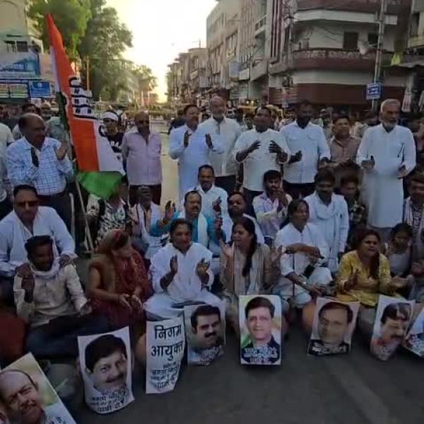 इंदौर में पानी संकट पर कांग्रेस का प्रदर्शन, राजबाड़ा में धरना; महिलाओं ने खाली मटके लेकर जताया विरोध