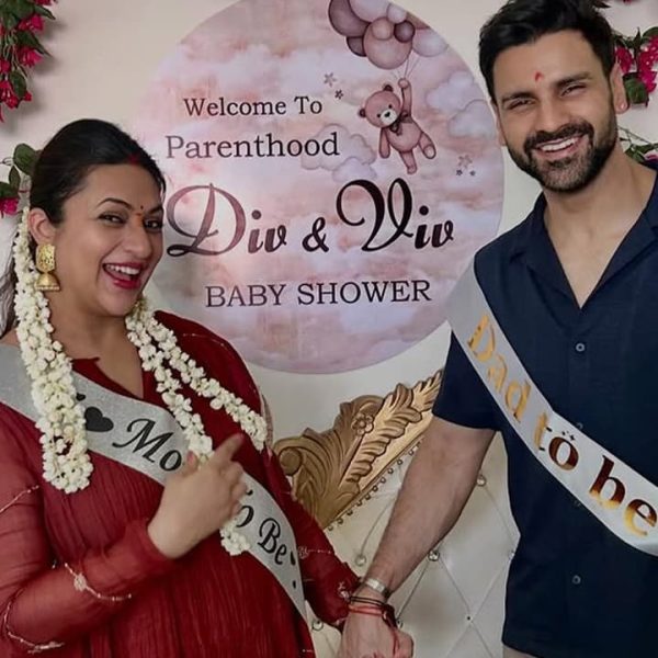 Divyanka Tripathi Pregnancy: 41 की उम्र में ‘Ishita Maa’ ने साड़ी में फ्लॉन्ट किया baby bump, gown look ने भी जीता दिल