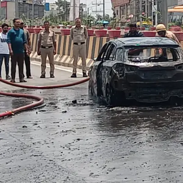 इंदौर फ्लायओवर पर चलती कार में लगी भीषण आग, चालक ने कूदकर बचाई जान