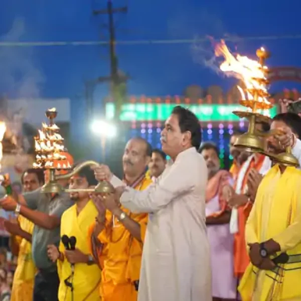 रायपुर में विशाल तिरंगा यात्रा, भारत माता के जयकारों से गूंजा शहर; बच्चों ने थामा 1 KM लंबा तिरंगा