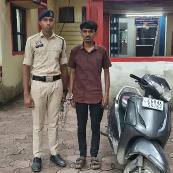 रायपुर में चोरी की एक्टिवा से मोबाइल स्नेचिंग, युवक और नाबालिग गिरफ्तार; 5 मोबाइल बरामद